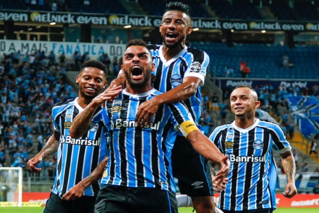 jogadores do grêmio pendurados