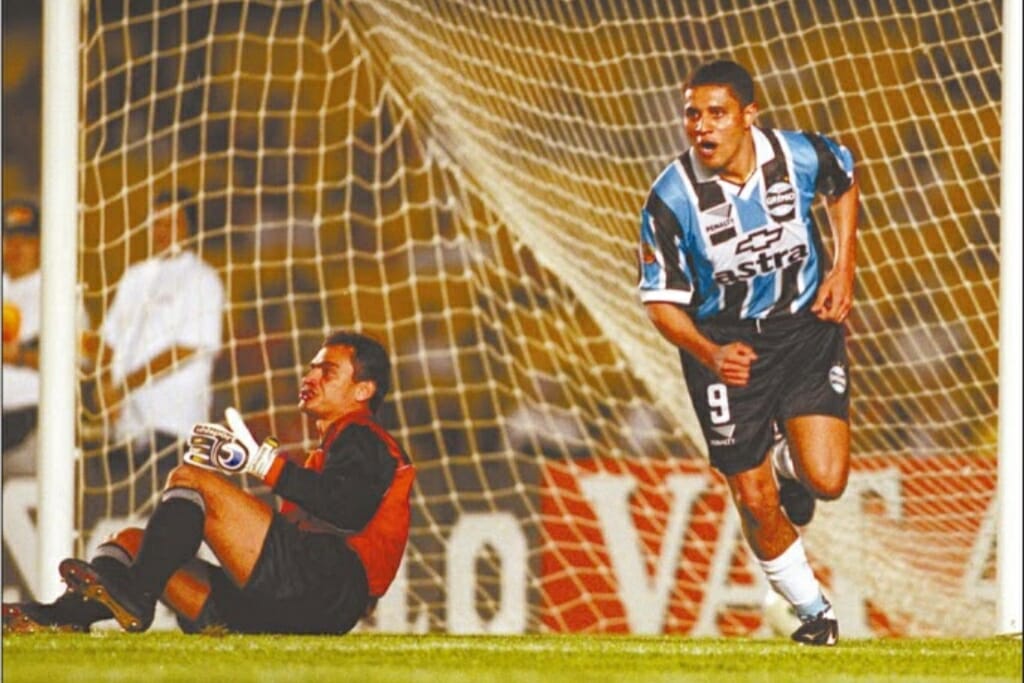 jogadores que trocaram o inter pelo grêmio