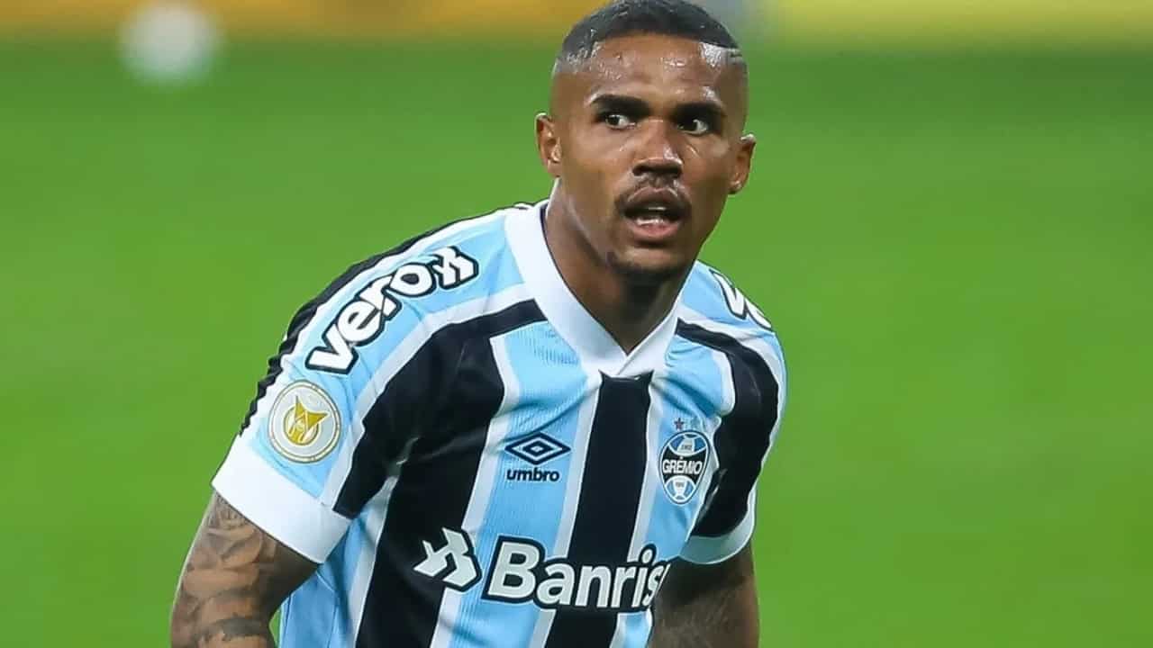 Portal trata como provável saída de Douglas Costa do Grêmio