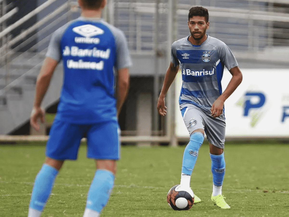 Volante ex-Grêmio é apresentado no Cruzeiro:honrado de vestir essa camisa  - 23/01/2020 - UOL Esporte