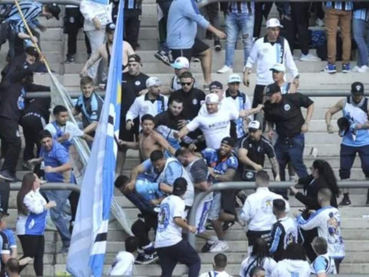 Grêmio Paulista De Jahu - ADVERSÁRIO – Oponente de um jogador. APITAR –  Definição prática e abreviada do ato de exercer a função de árbitro ou  juiz.�ÁRBITRO – Pessoa habilitada a intermediar