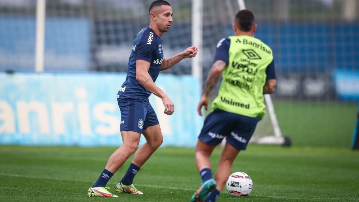 Líder de assistências comemora bom momento no Grêmio