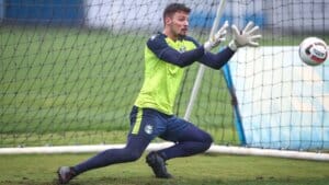 Situação de Grando é atualizada após goleiro do Grêmio sofrer pancada em treino