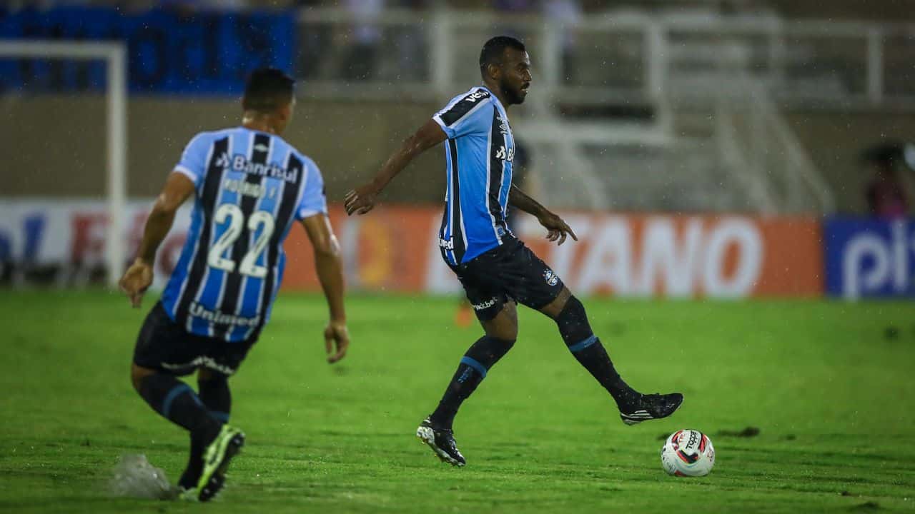 Renato Portaluppi Grêmio Léo Gomes