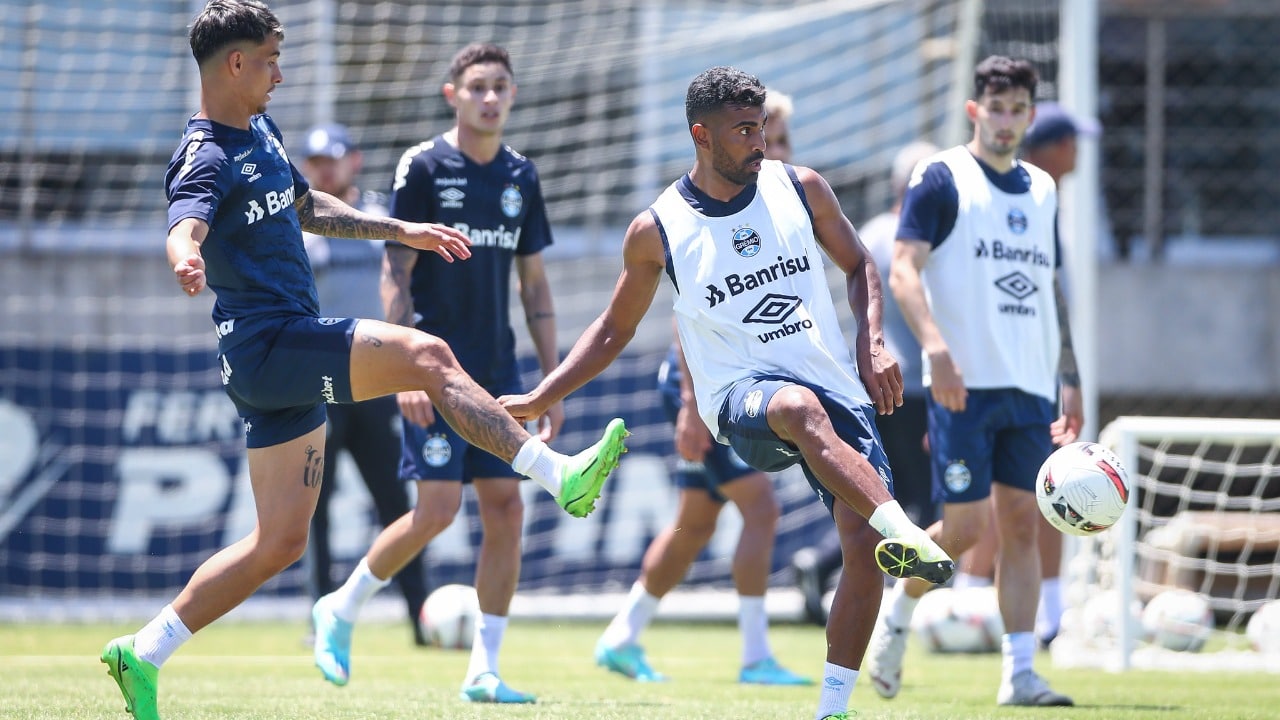 Jogadores do Grêmio treinam sem o técnico Renato