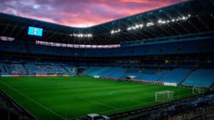 Dirigente do Grêmio bate no peito e crava que gramado da Arena estará em bom estado