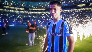 Adaptado ao Grêmio, Suárez ganha presente vindo do Mercado Público de Porto Alegre