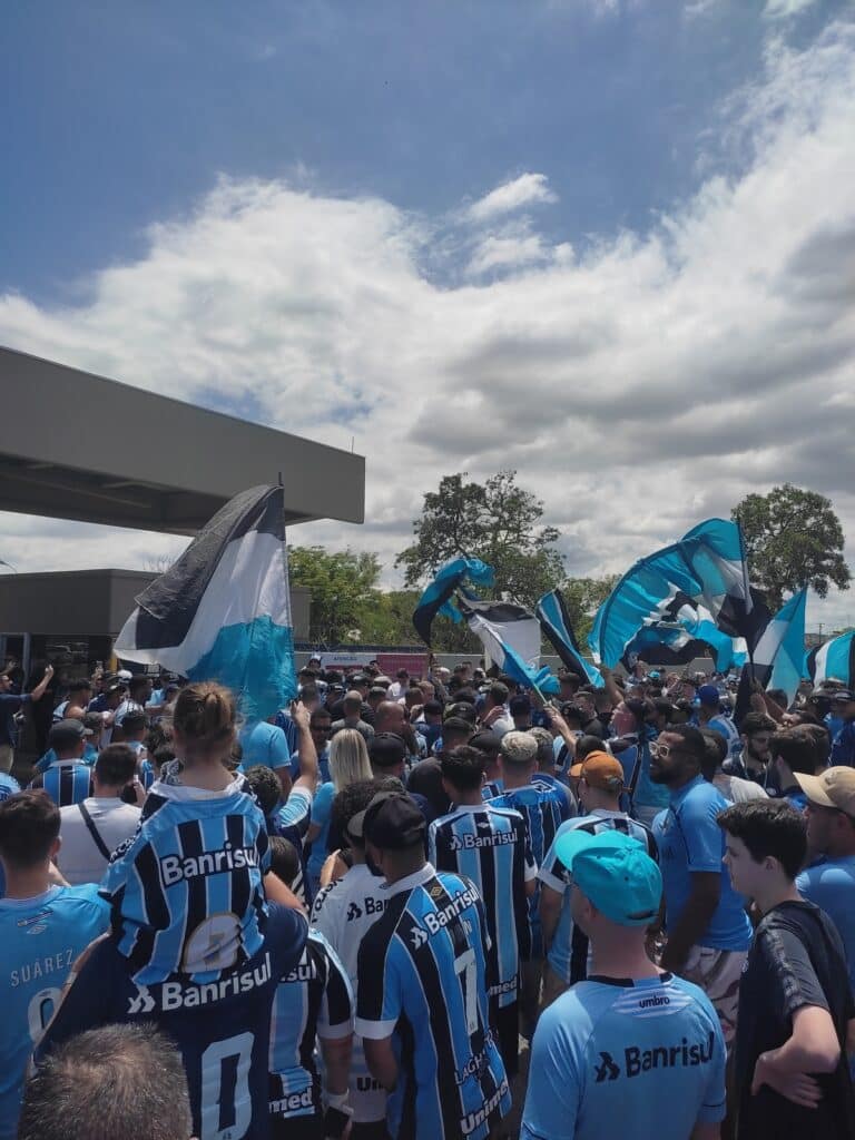 Veja Vídeos E Fotos Da Festa Da Torcida Do Grêmio No Aeroporto A Espera ...