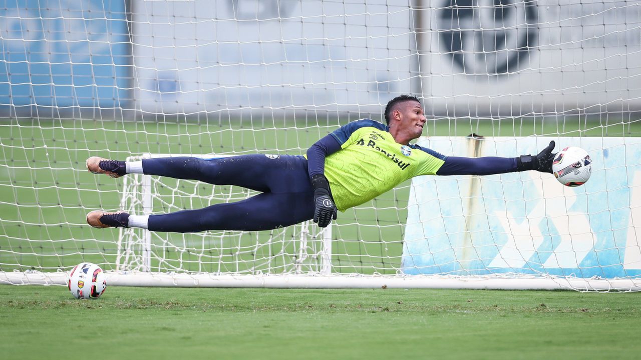 Após punição do Grêmio, Adriel compartilha vídeo nas redes sociais