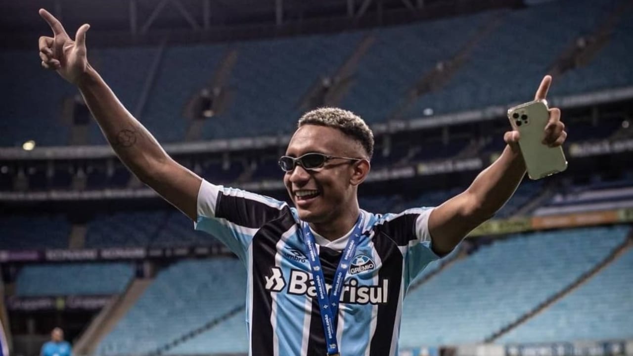 Emprestado pelo Grêmio, atacante do Caxias celebra dois gols sobre o Inter