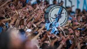 Meia criticado pela torcida do Grêmio recebe chuva de elogios na Argentina