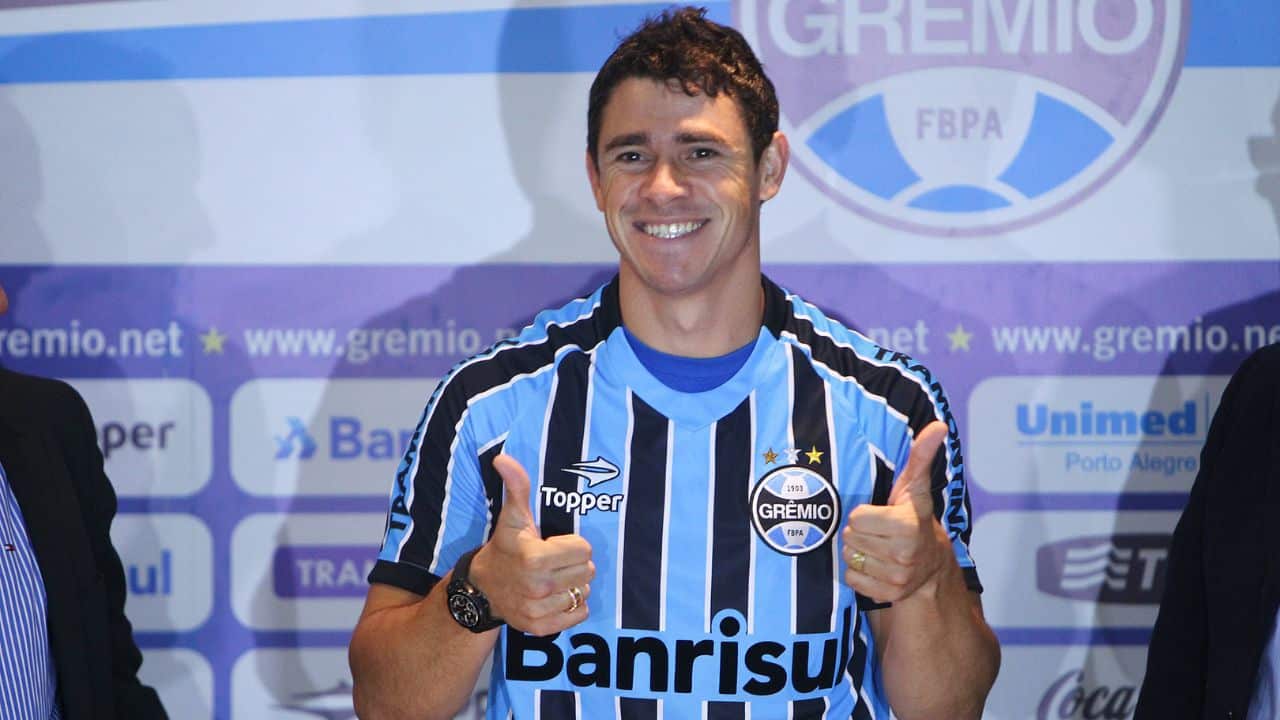 Giuliano - Ex-meia do Grêmio