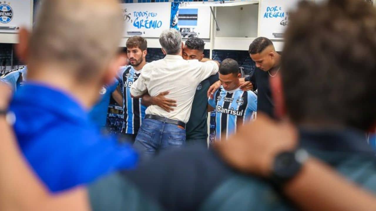 Grêmio Thiago Santos Abraçado Pelo Elenco