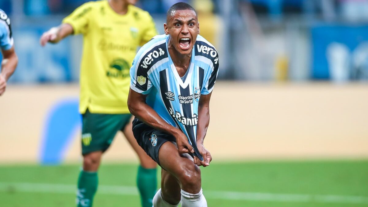 Zagueiro do Grêmio tem mais gols do que 2 atacantes do Inter juntos