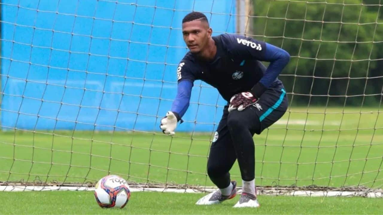 Jornalista faz grave acusação sobre caso de Adriel no Grêmio