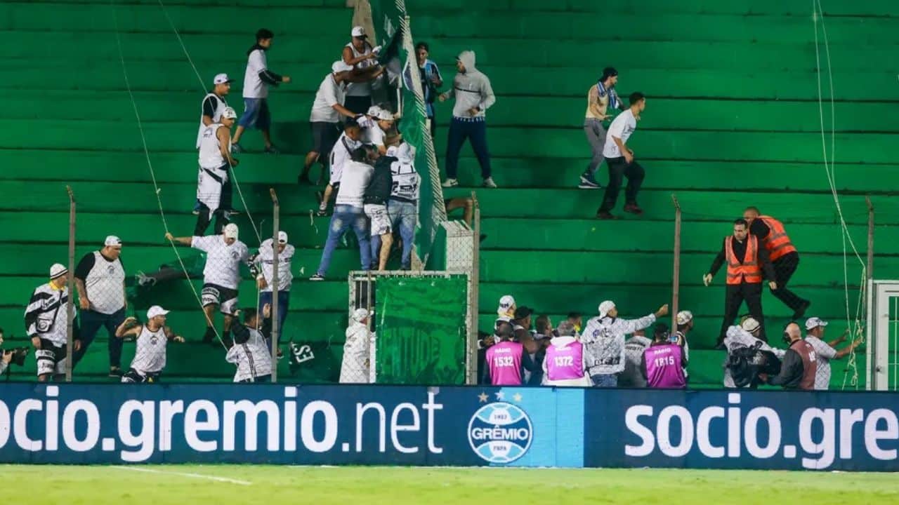 Jornalista questiona punição no duelo entre Grêmio e Santos