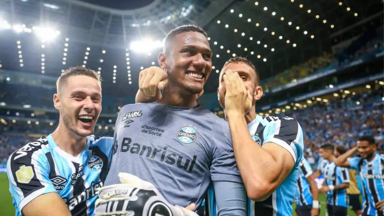 Três jogadores do Grêmio curtem vídeo de Adriel e surpreendem torcida