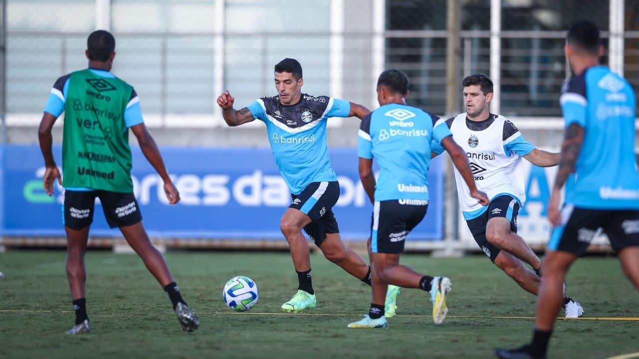 Suárez perde posto de xodó da torcida no Grêmio