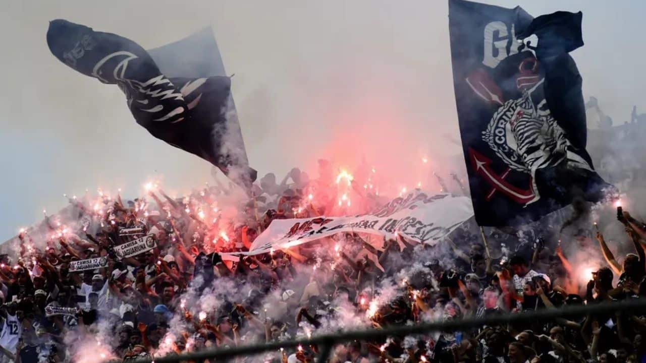 Torcida do Corinthians se revolta com contratação de ex-Grêmio