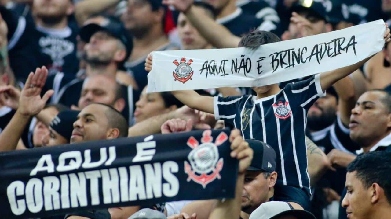 Torcida do Corinthians reage a possível contratação de ídolo do Grêmio