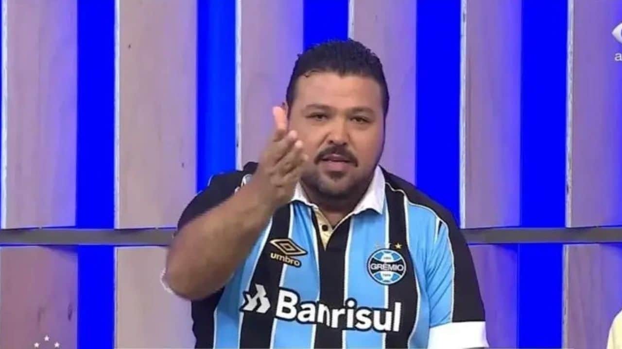 Jornalista diz que Adriel tem que bater faltas no Grêmio