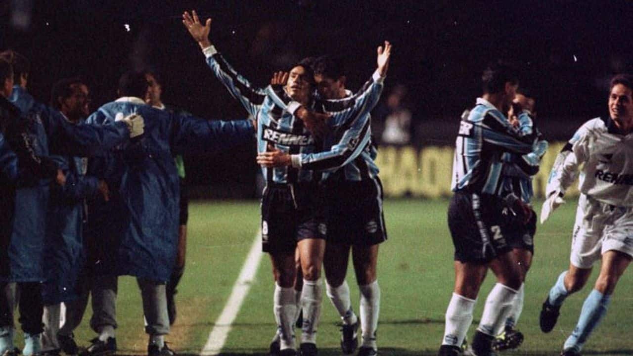 Há 27 anos, Grêmio vencia time colombiano na semifinal da Libertadores