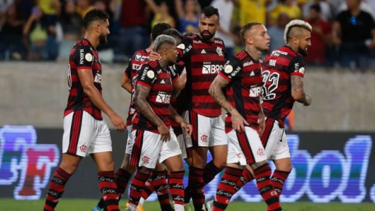 Flamengo multa e afasta ex-Grêmio
