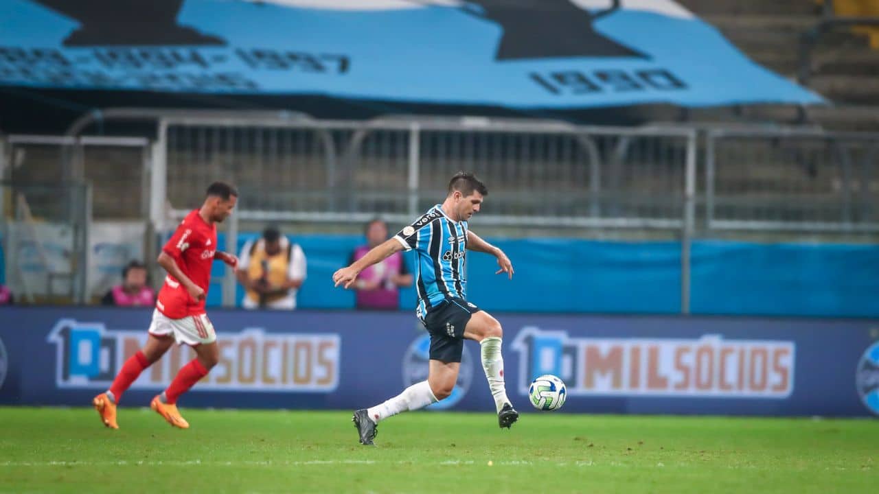 Kannemann é expulso e irrita torcida do Grêmio