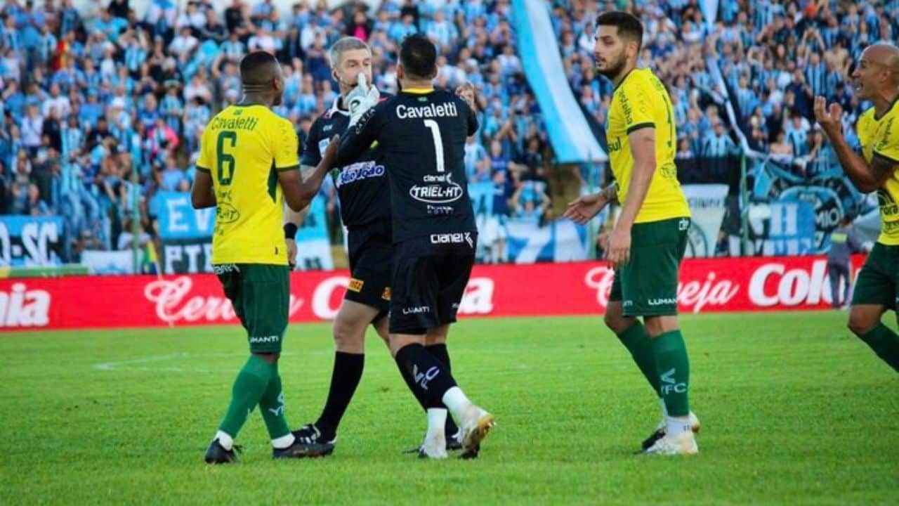 Lateral sondado pelo Grêmio é acusado de aliciar colegas de equipe