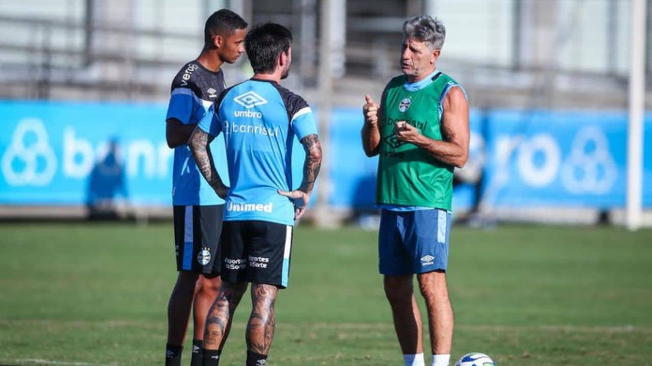 Torcida pede afastamento de meia do Grêmio