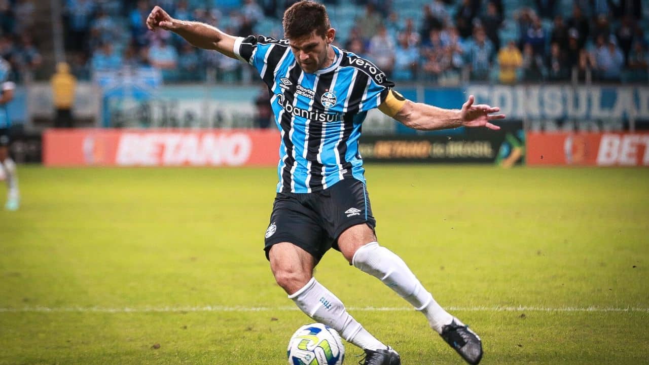 Valor baixo de multa pode facilitar saída de ídolo Grêmio