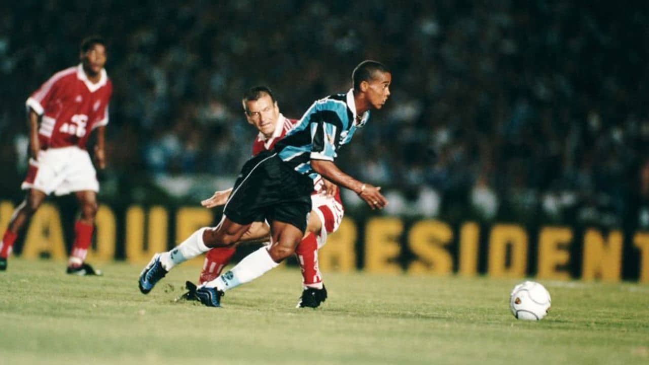 Perfil relembra lances ''mágicos'' de Ronaldinho com a camisa do Grêmio