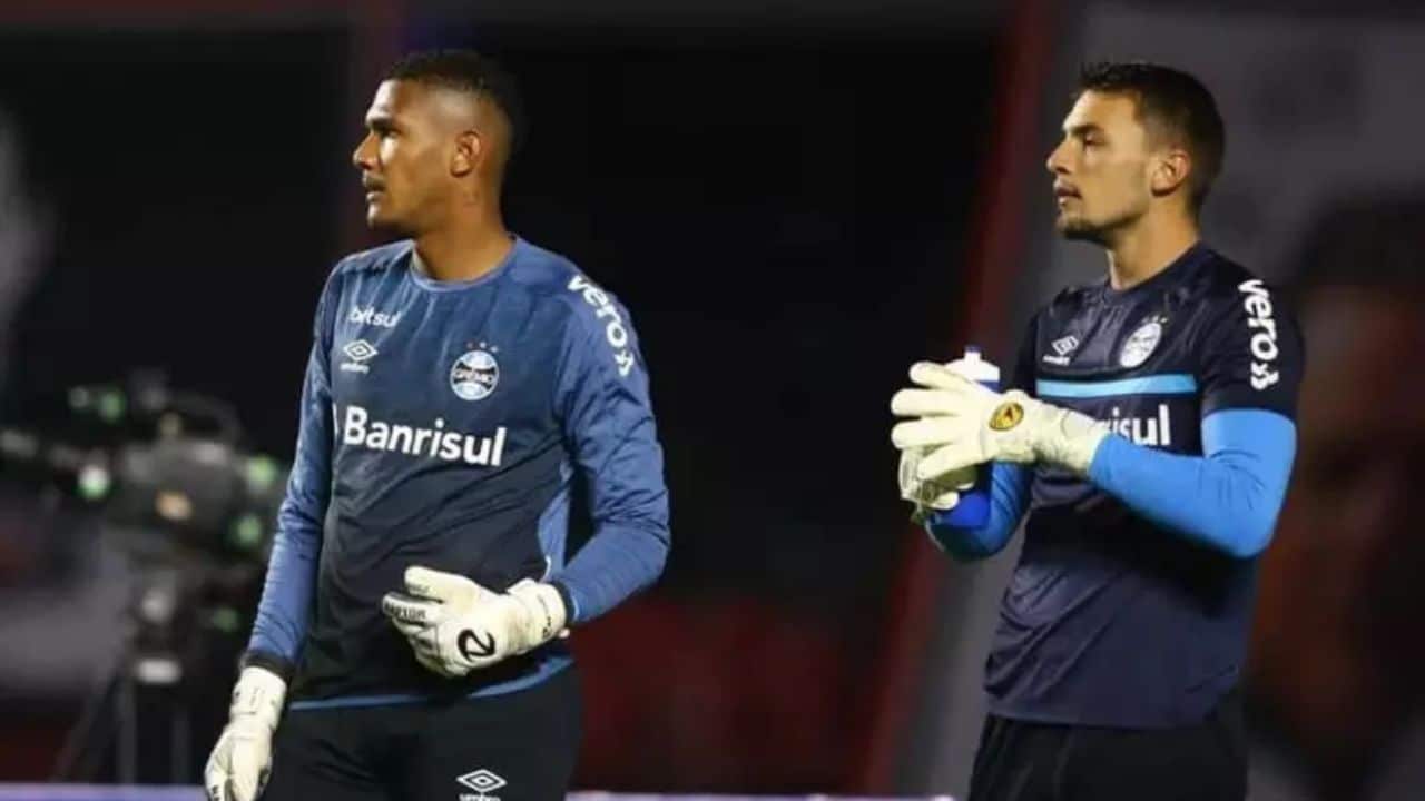 Adriel e Gabriel Grando goleiro do Grêmio contra o Flamengo pelo Brasileirão 2023
