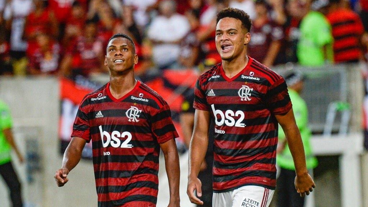 Corinthians se agita no mercado e vai em busca de ex-Flamengo