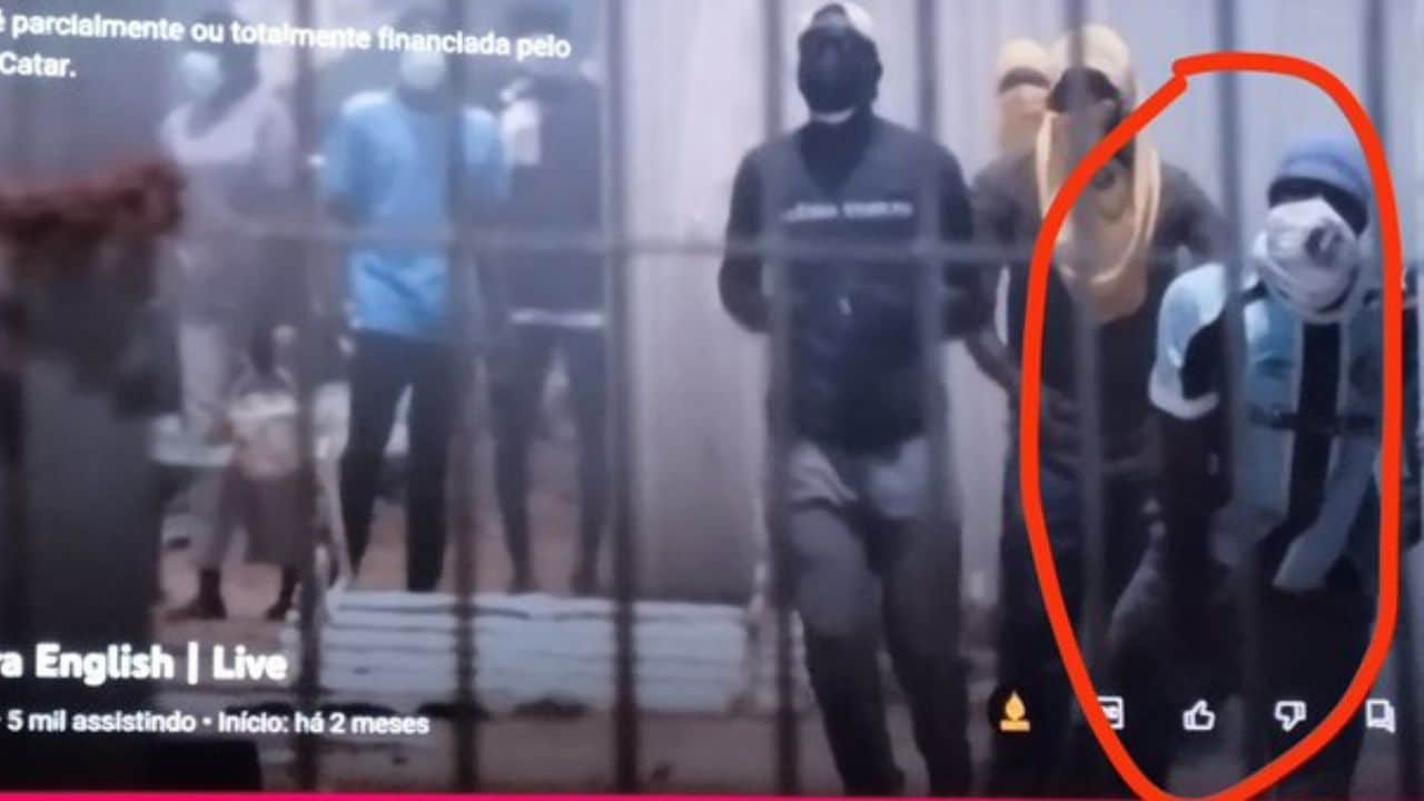 Homem aparece com a camisa do Grêmio durante protestos no Senegal