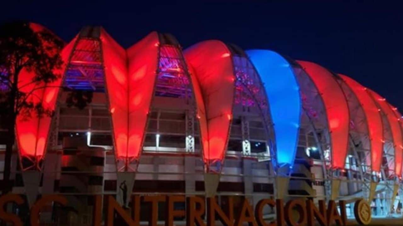 Inter Aplica iluminação azul estádio
