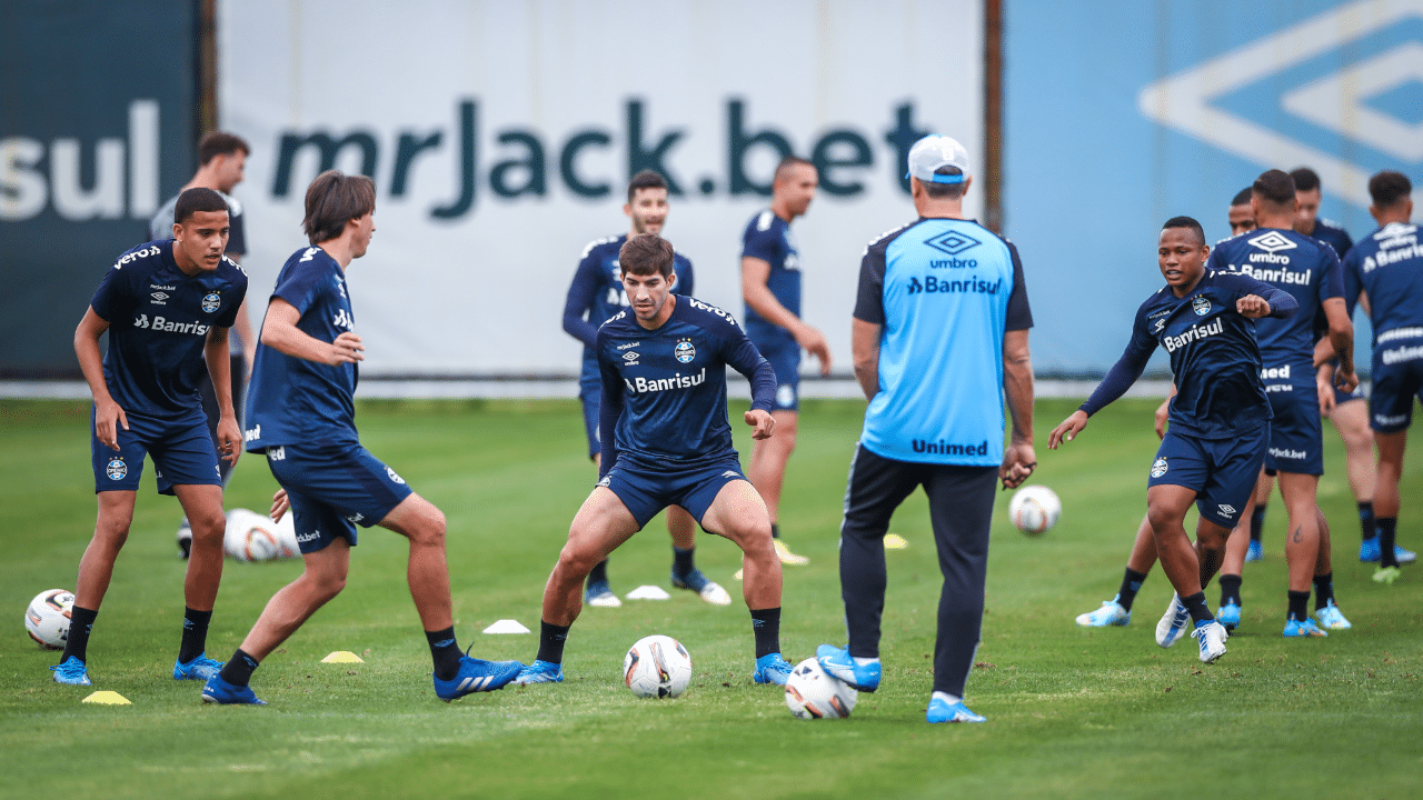 Geromel aparece em treino do Grêmio