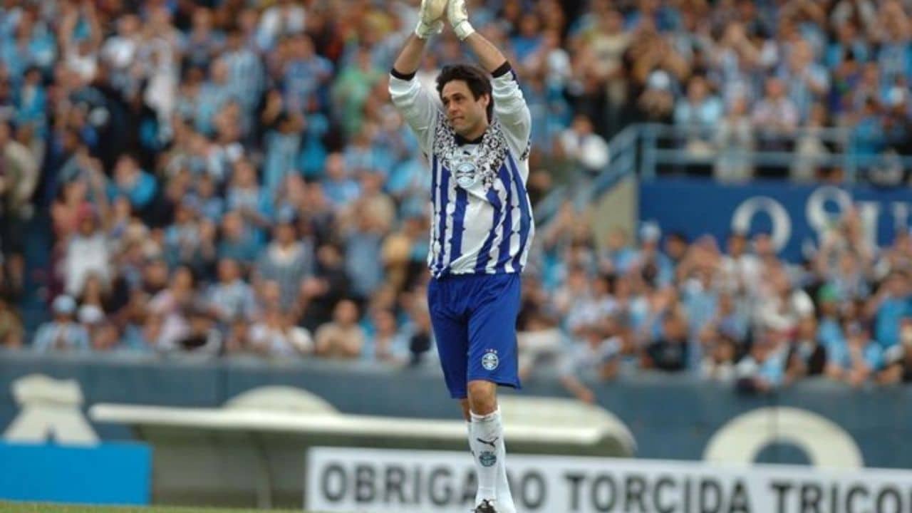 Ex-goleiro do grêmio Danrlei sendo apluadido no estádio