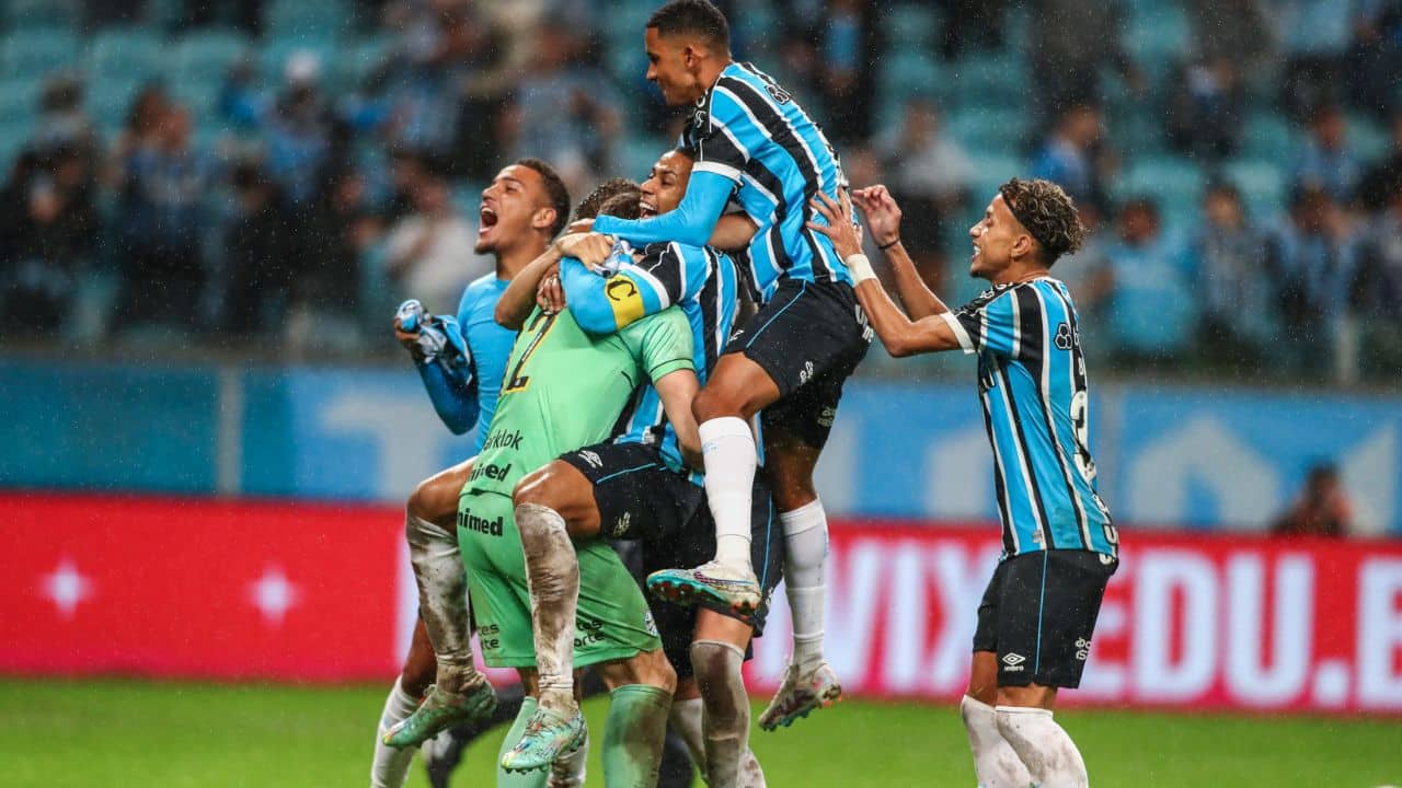 Nos pênaltis, Flamengo é superado pelo Grêmio na final do