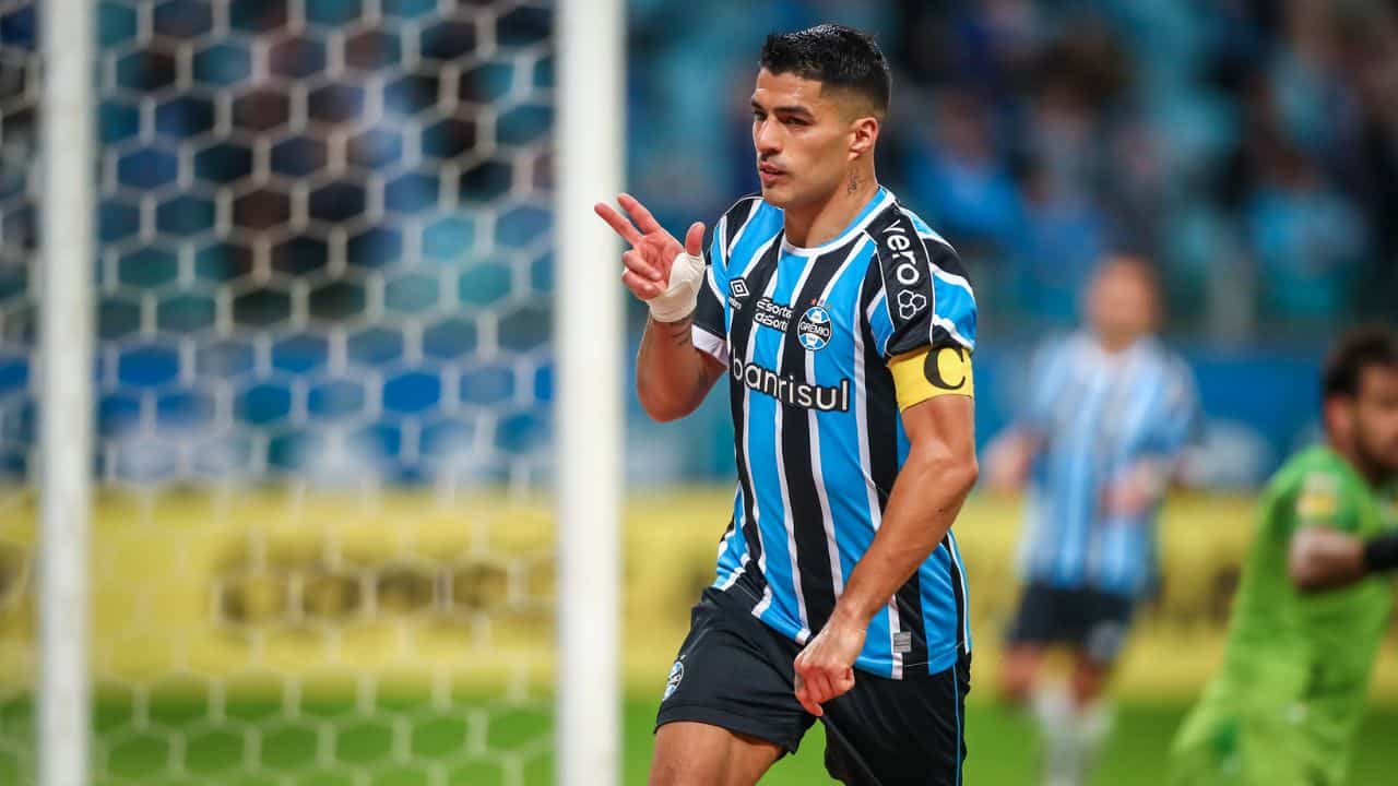 Suárez comemorando gol no Grêmio