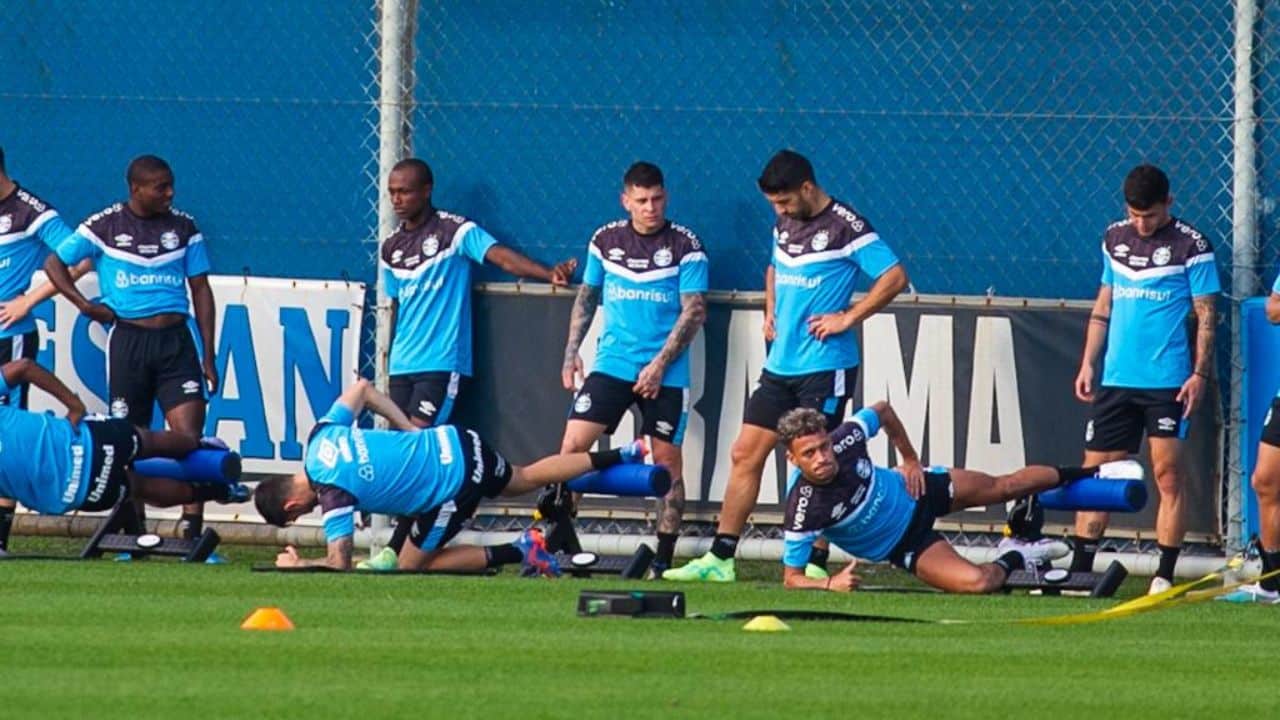 Iturbe e Suárez do treino do Grêmio