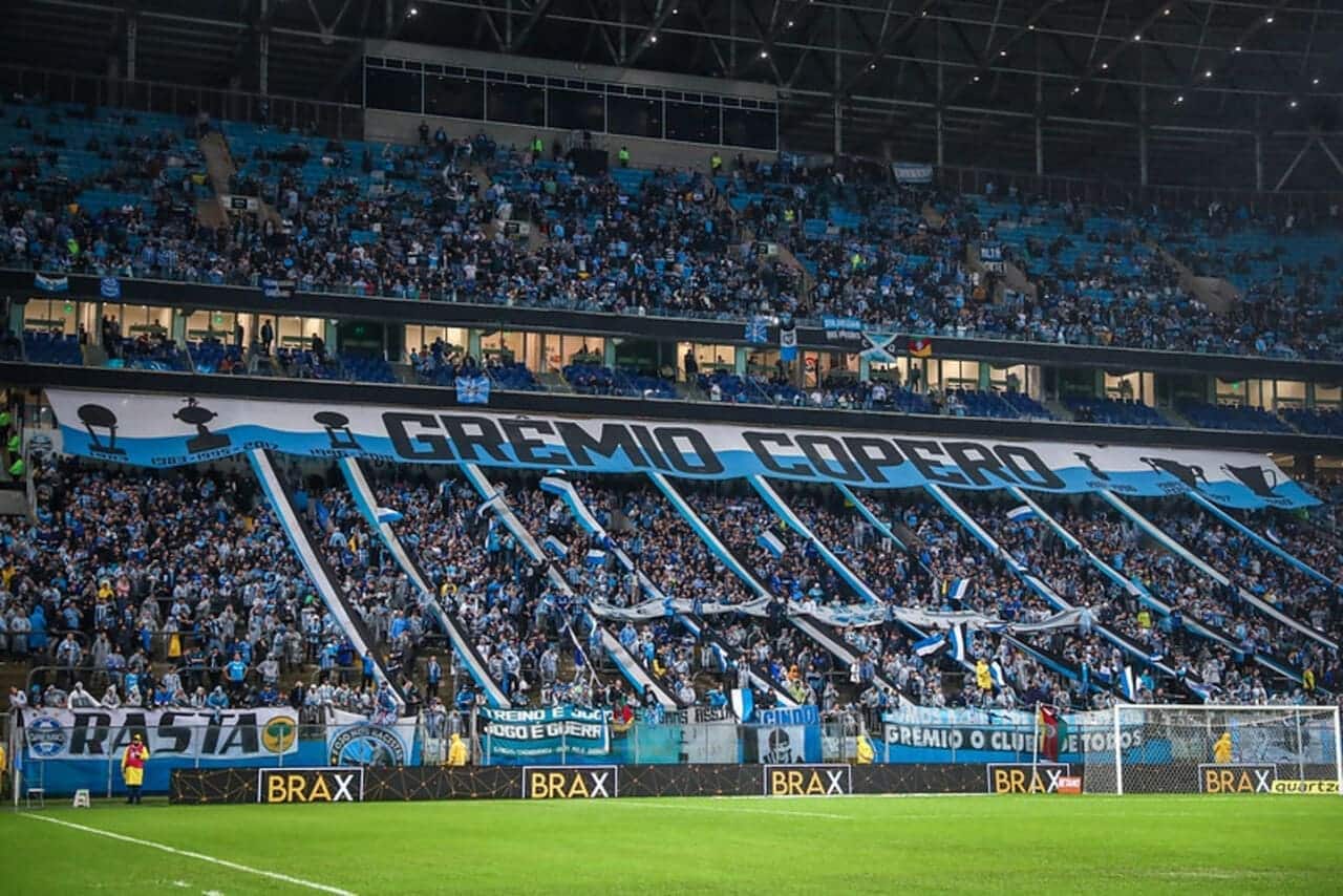 torcida do grêmio durante jogo da Copa do Brasil 