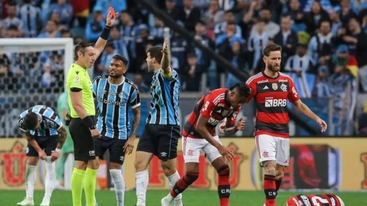 Jogadores do Grêmio x Raphael Claus - Grêmio x Flamengo - Copa do Brasil