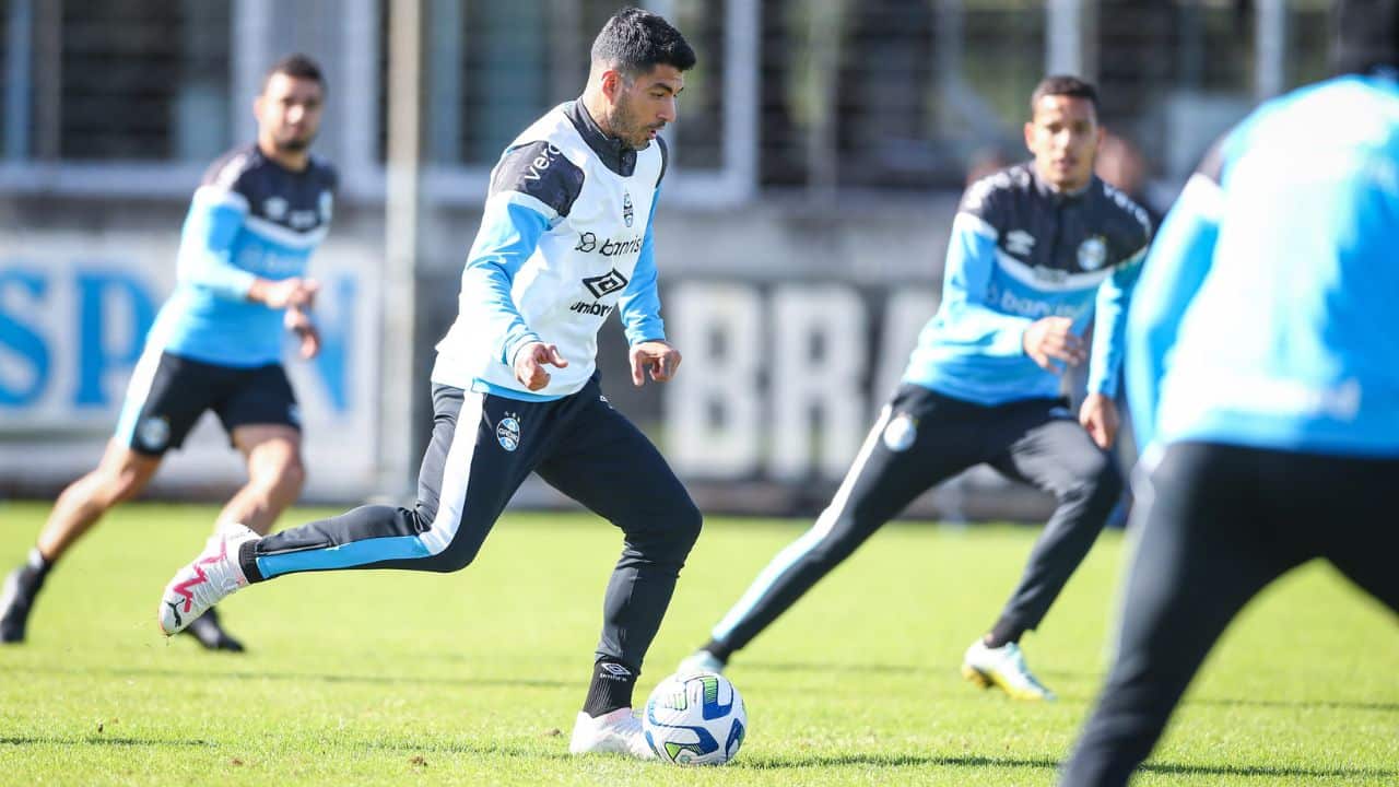 Suárez treinando no Grêmio