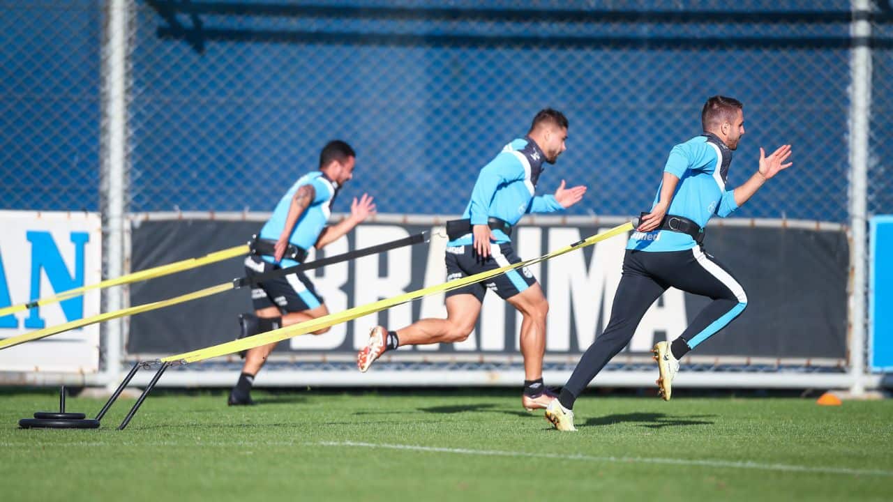 Jogadores do Grêmo treinando 