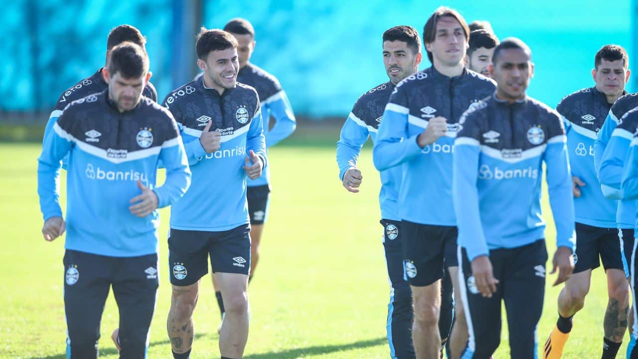 Jogadores do Grêmio correndo