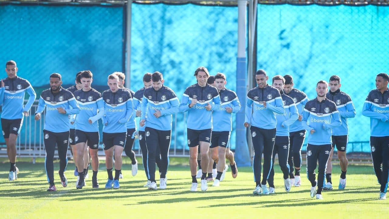 Jogadores do Grêmio correndo 