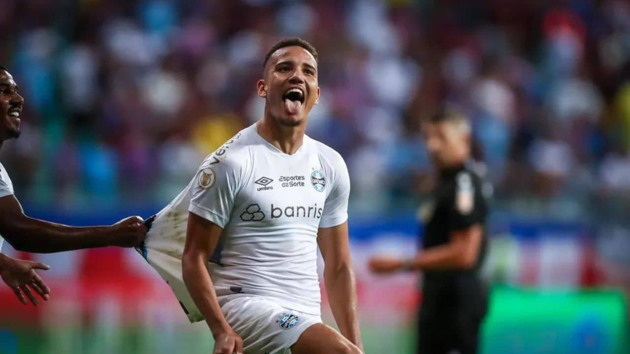 "Ele está pronto...": - Guerra rasga elogios a zagueiro do Grêmio - que está na mira dos europeus