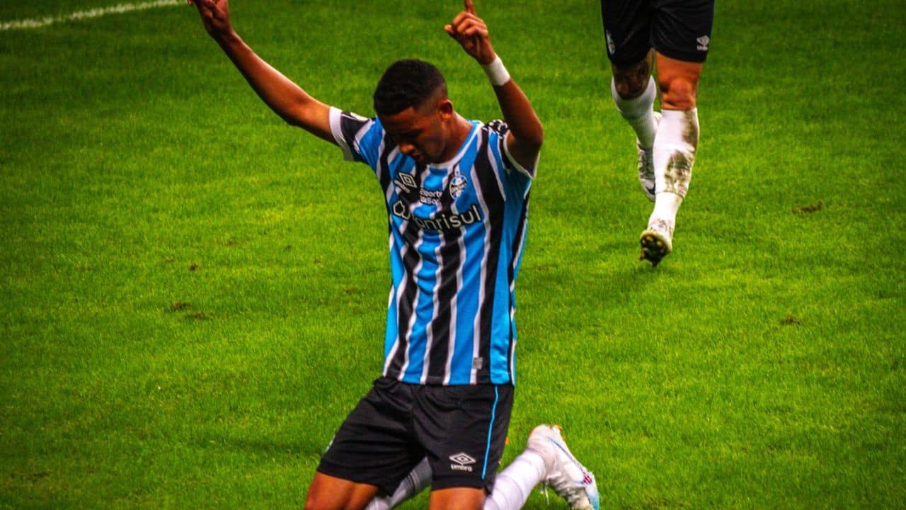 Quem deve - ser o centroavante do Grêmio - contra o Juventude?