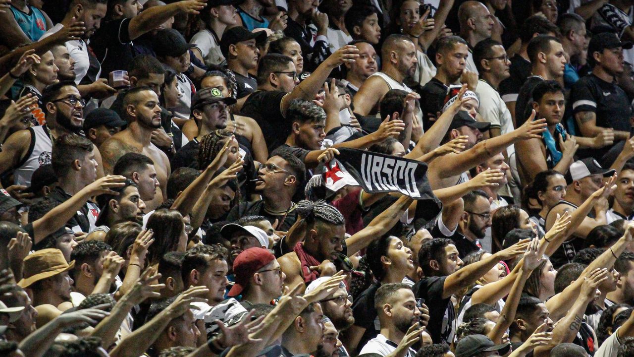 Torcida do Vasco provoca a torcida do Grêmio e ninguém entende NADA